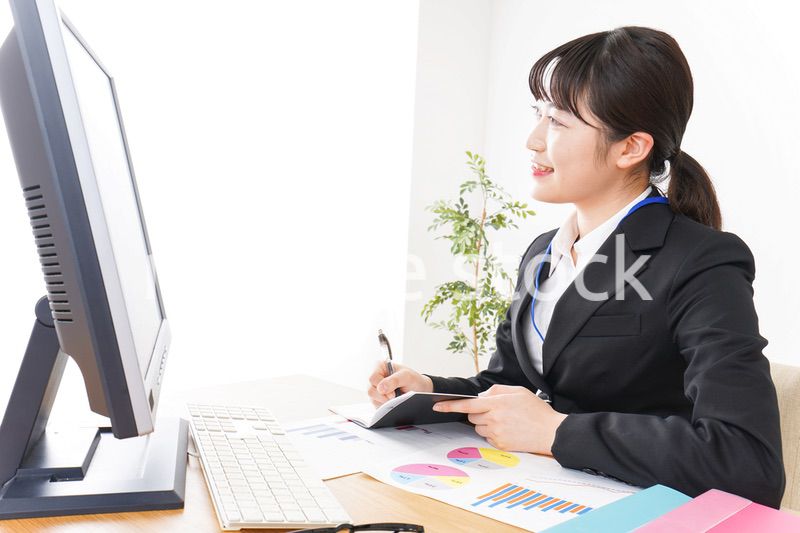 プレゼンテーションをする若いビジネスウーマン 営業イメージ