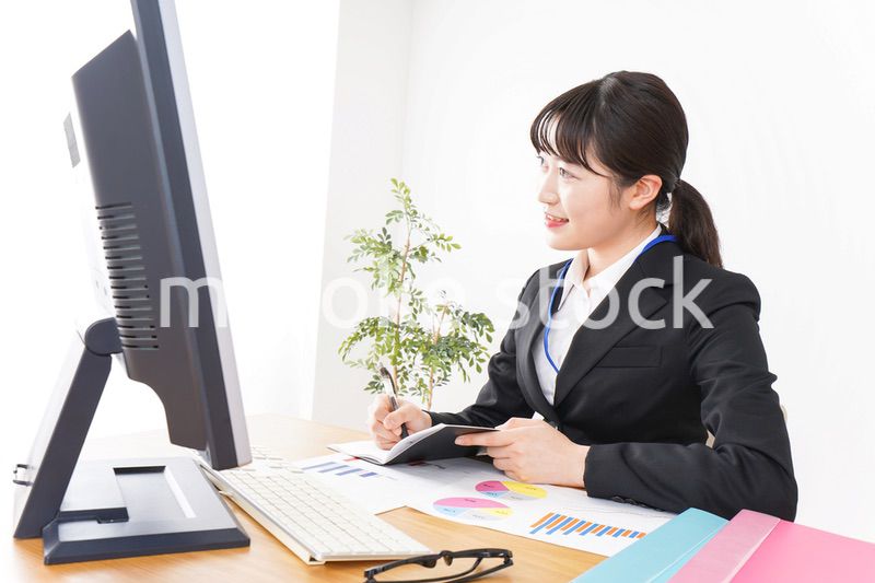 デスクワークをするビジネスウーマン