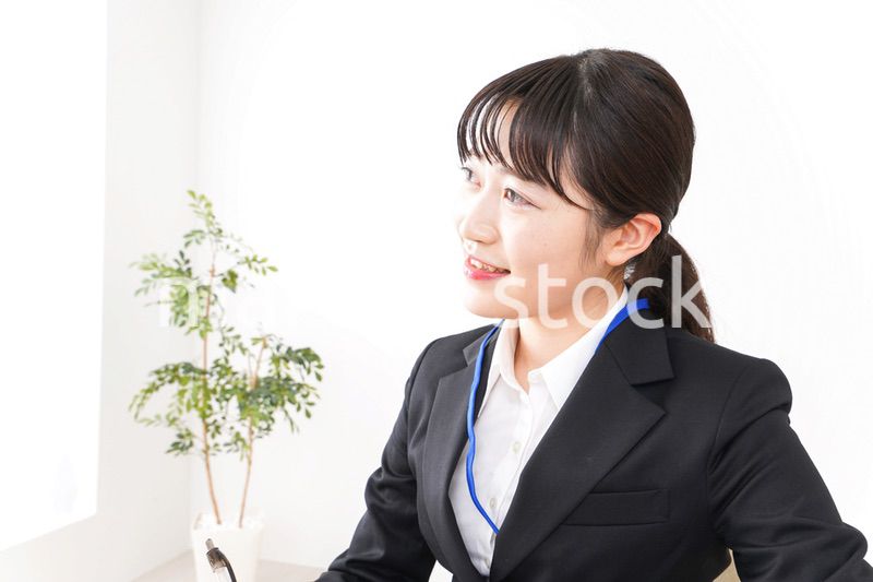 オフィスで働く若いビジネスウーマン