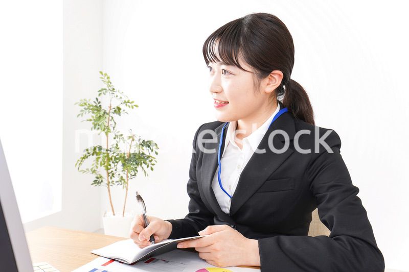 オフィスで働く若いビジネスウーマン