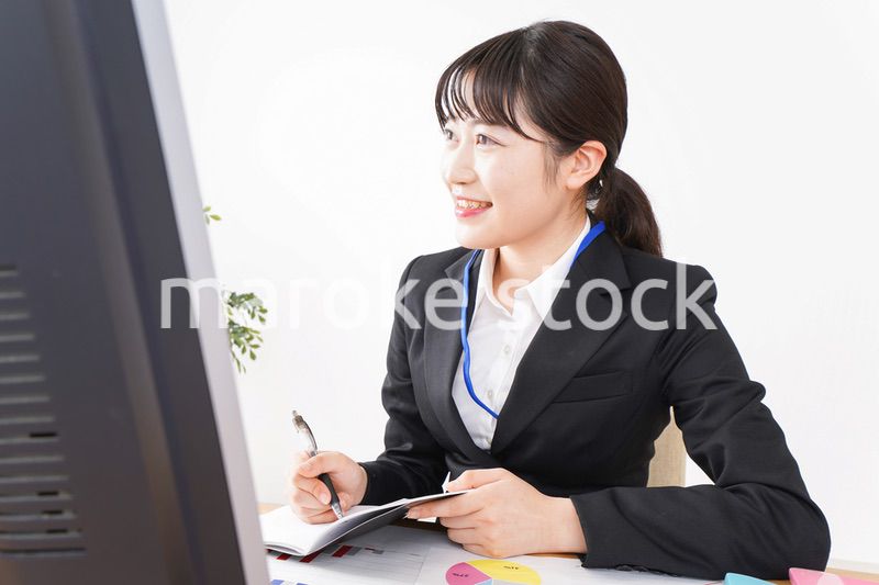 デスクワークをするビジネスウーマン