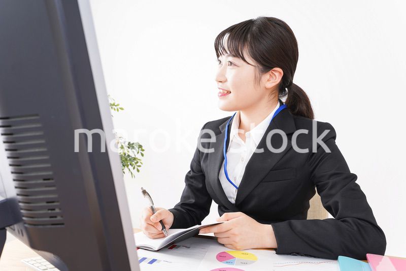 デスクワークをするビジネスウーマン