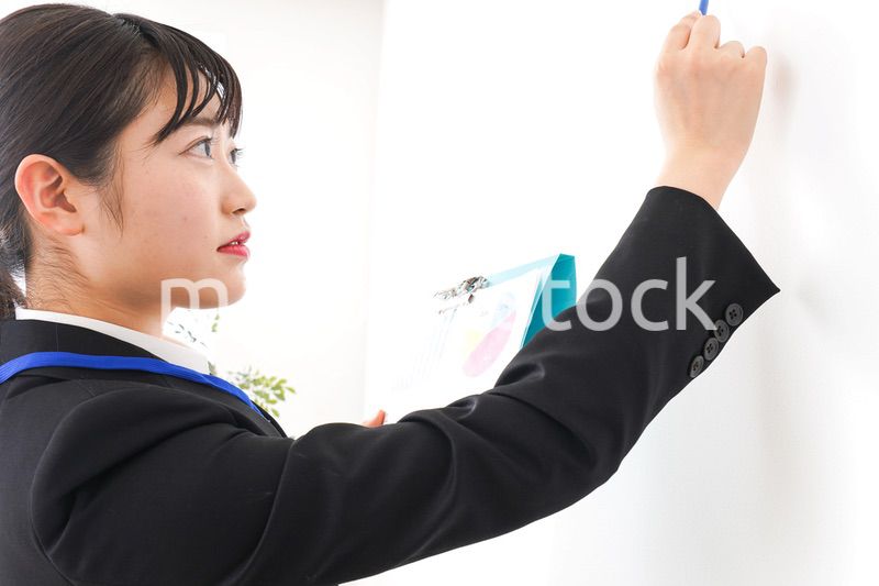 プレゼンテーションをする若いビジネスウーマン 営業イメージ