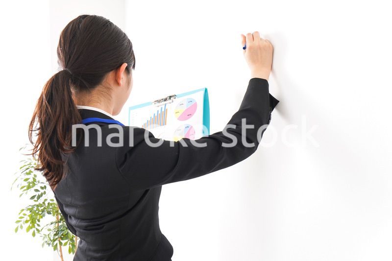 プレゼンテーションをする若いビジネスウーマン 営業イメージ