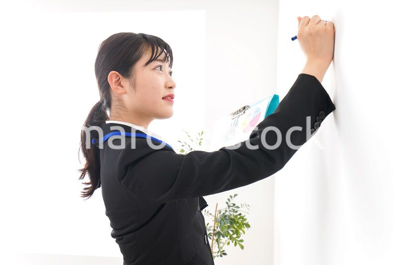 プレゼンテーションをする若いビジネスウーマン 営業イメージ