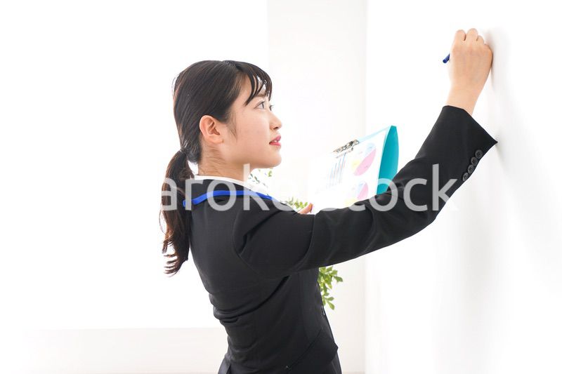 プレゼンテーションをする若いビジネスウーマン 営業イメージ