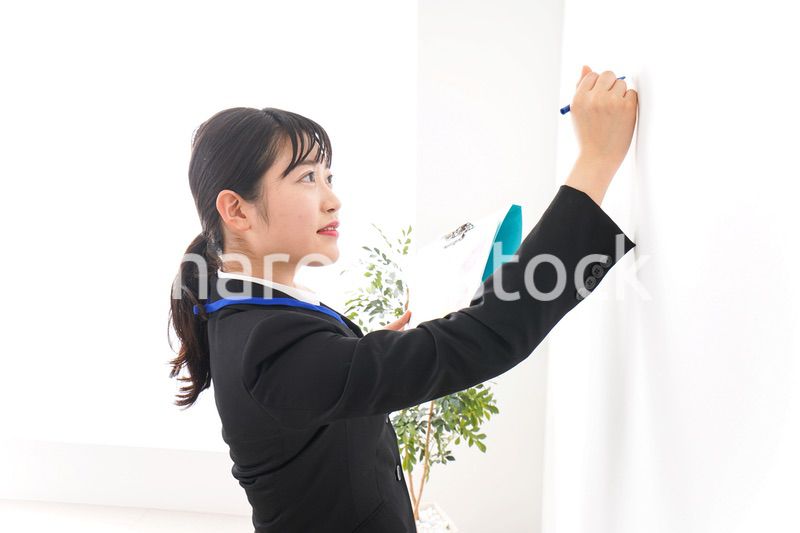 プレゼンテーションをする若いビジネスウーマン 営業イメージ