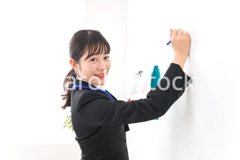 プレゼンテーションをする若いビジネスウーマン 営業イメージ