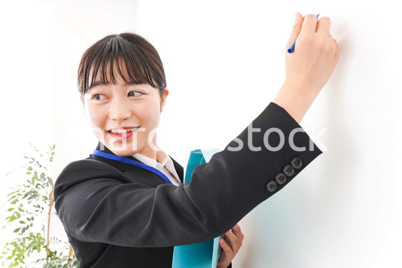 プレゼンテーションをする若いビジネスウーマン 営業イメージ