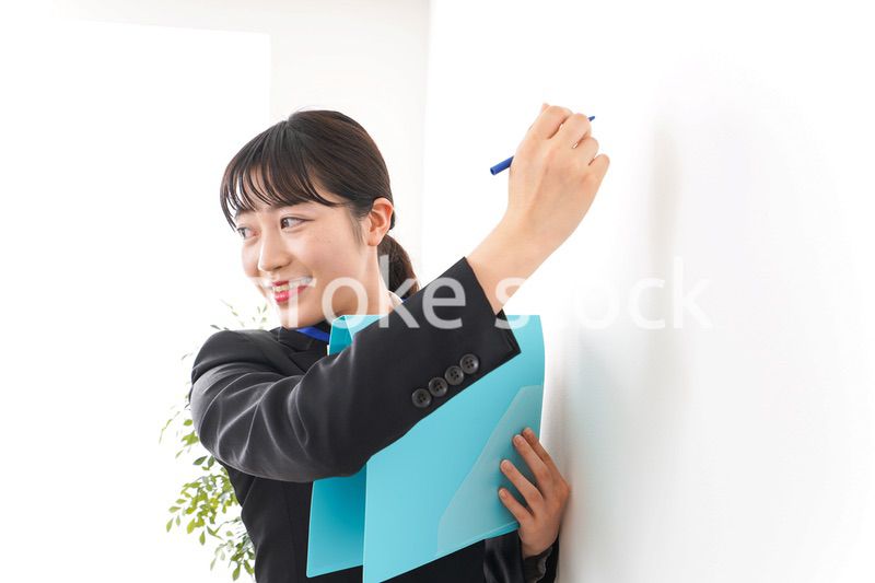 プレゼンテーションをする若いビジネスウーマン 営業イメージ