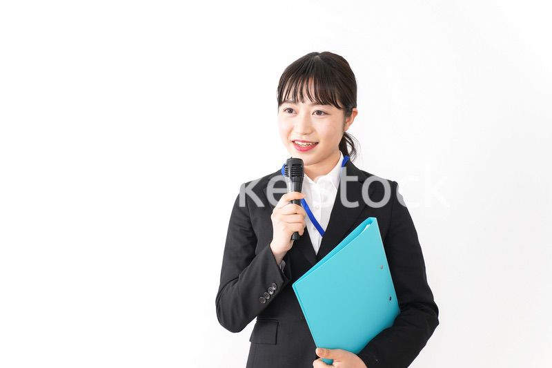 プレゼンテーションをする若いビジネスウーマン 営業イメージ