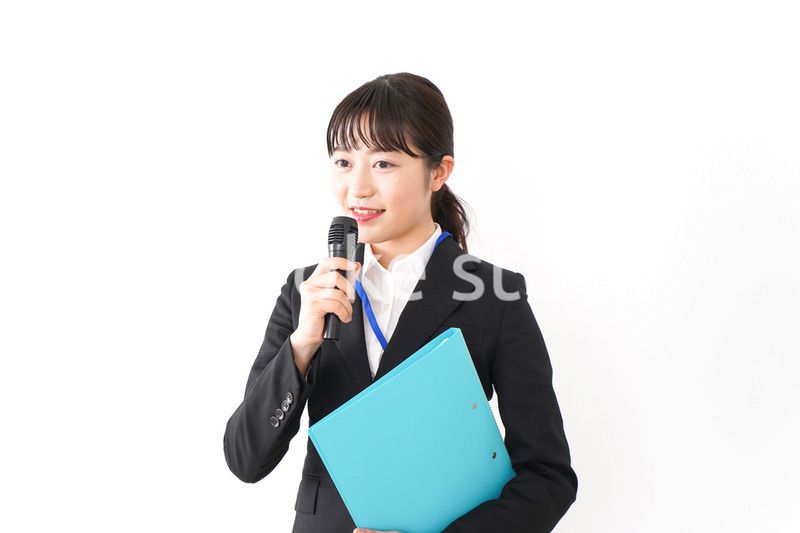 プレゼンテーションをする若いビジネスウーマン 営業イメージ