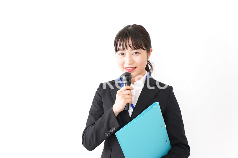 プレゼンテーションをする若いビジネスウーマン 営業イメージ