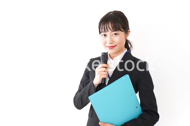 プレゼンテーションをする若いビジネスウーマン 営業イメージ