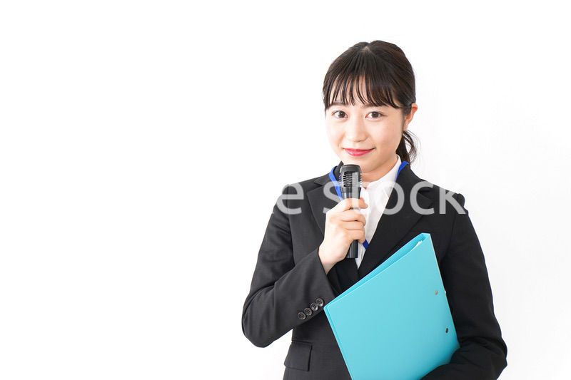 プレゼンテーションをする若いビジネスウーマン 営業イメージ