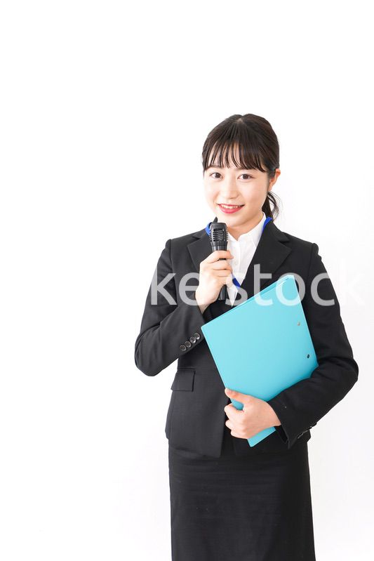 プレゼンテーションをする若いビジネスウーマン 営業イメージ