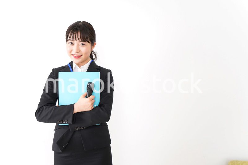プレゼンテーションをする若いビジネスウーマン 営業イメージ