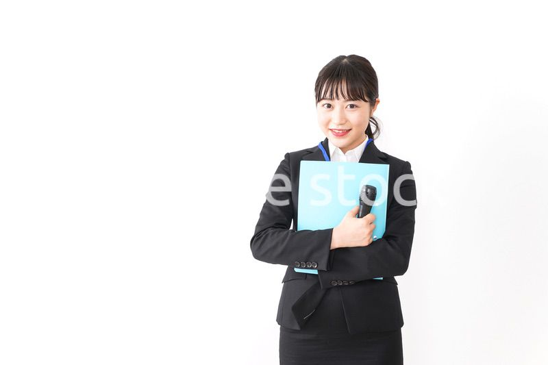 プレゼンテーションをする若いビジネスウーマン 営業イメージ