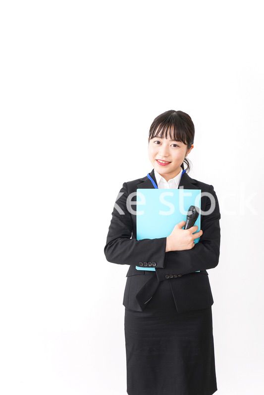 プレゼンテーションをする若いビジネスウーマン 営業イメージ