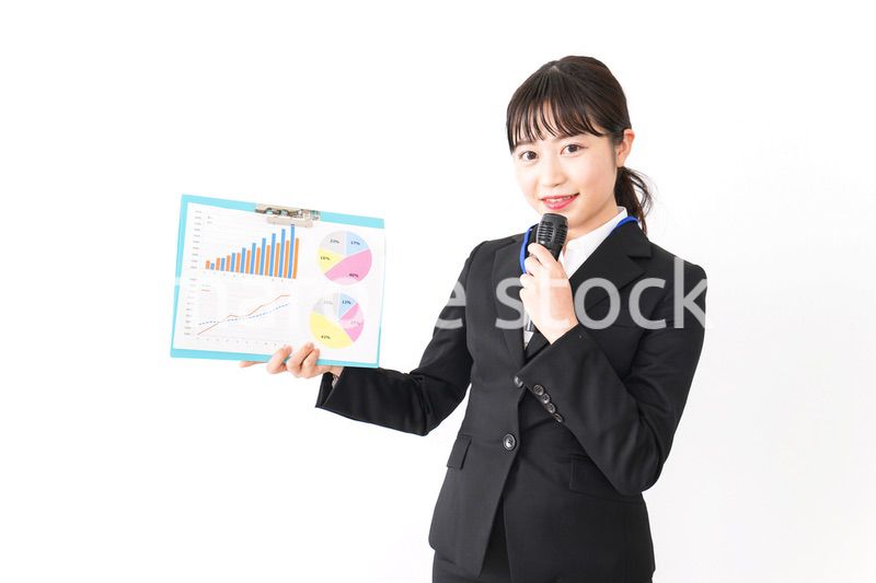 プレゼンテーションをする若いビジネスウーマン 営業イメージ