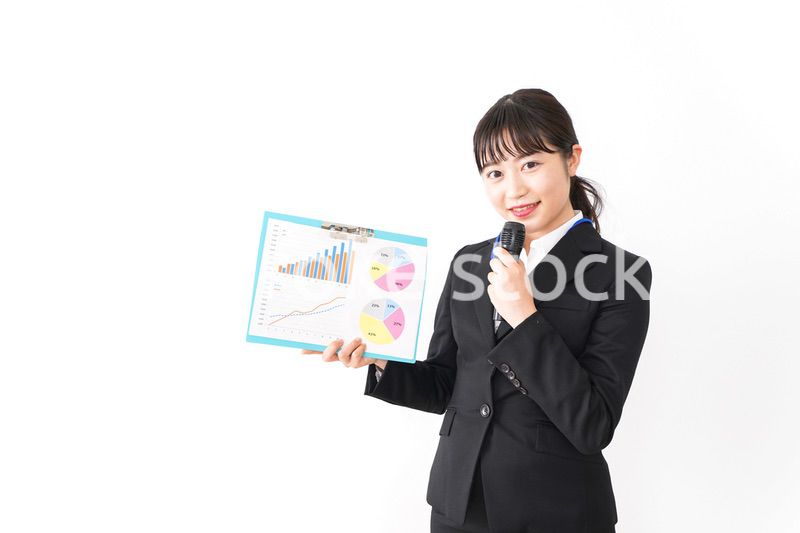 プレゼンテーションをする若いビジネスウーマン 営業イメージ