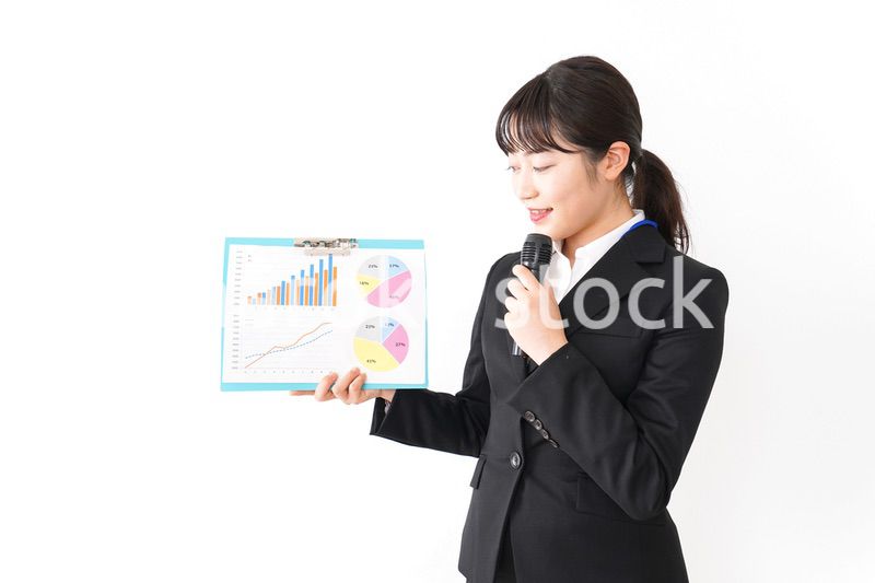 プレゼンテーションをする若いビジネスウーマン 営業イメージ