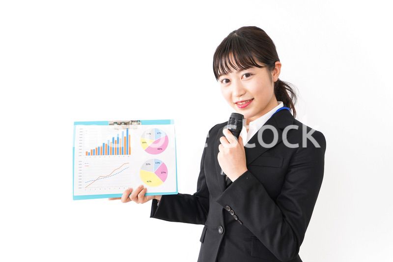 プレゼンテーションをする若いビジネスウーマン 営業イメージ