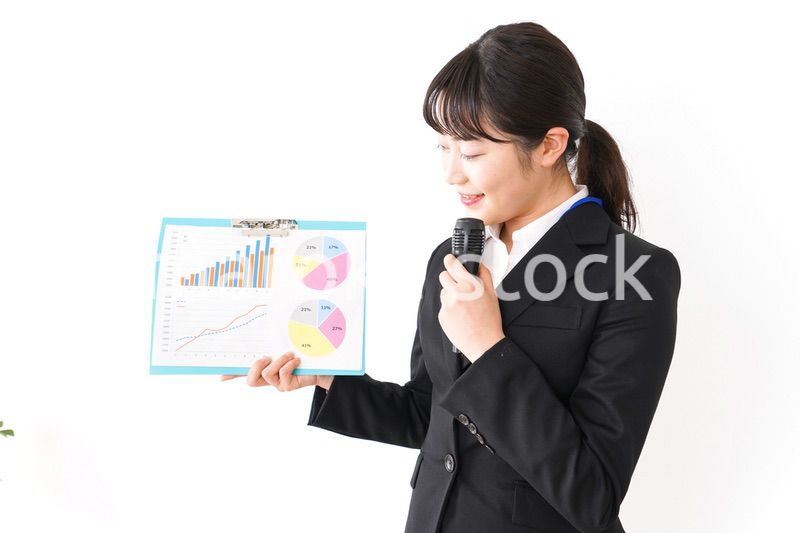 プレゼンテーションをする若いビジネスウーマン 営業イメージ
