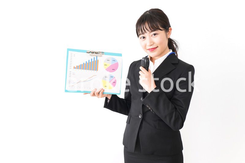 プレゼンテーションをする若いビジネスウーマン 営業イメージ