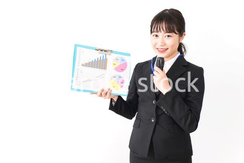 プレゼンテーションをする若いビジネスウーマン 営業イメージ