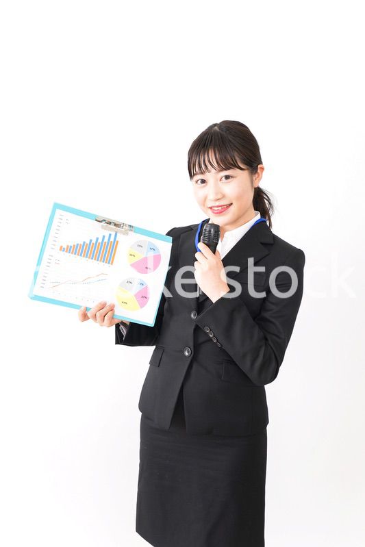 プレゼンテーションをする若いビジネスウーマン 営業イメージ