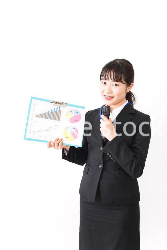 プレゼンテーションをする若いビジネスウーマン 営業イメージ
