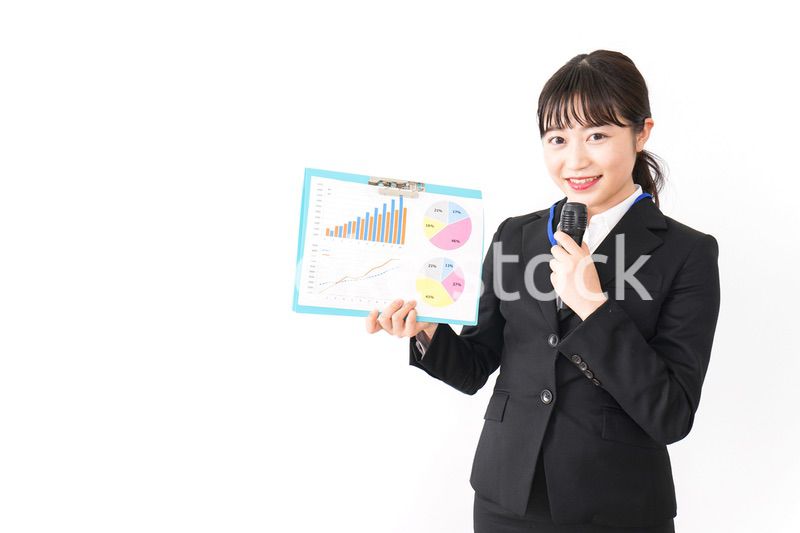 プレゼンテーションをする若いビジネスウーマン 営業イメージ
