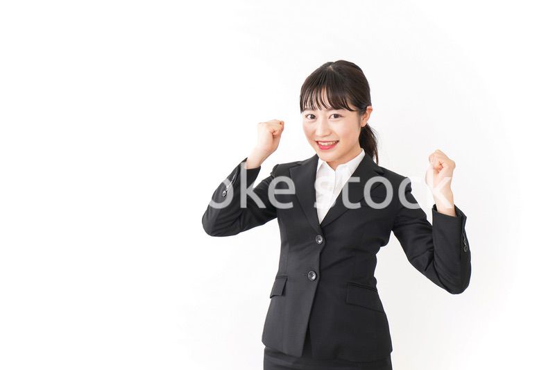 オフィスで働く若いビジネスウーマン