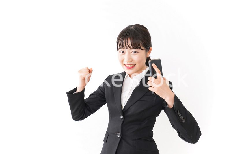 オフィスで働く若いビジネスウーマン