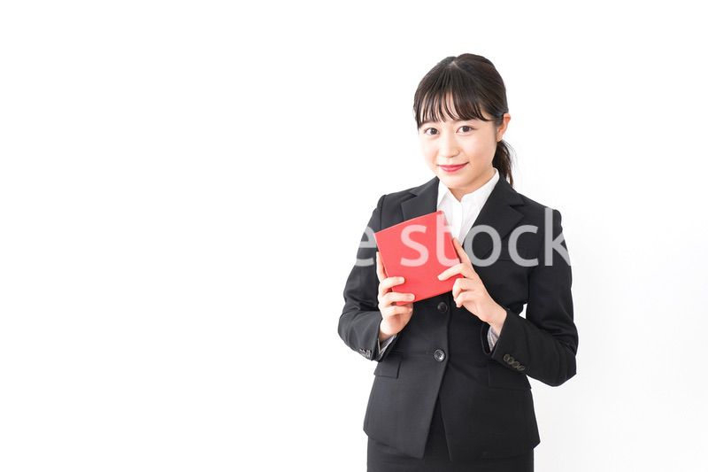 プレゼントを渡すビジネスウーマン