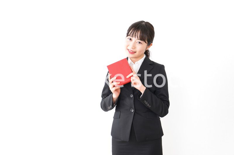 プレゼントを渡すビジネスウーマン