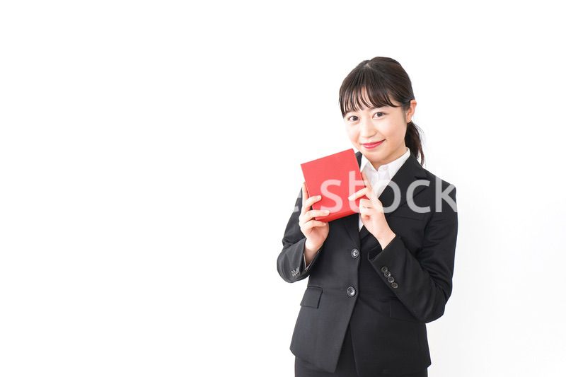 プレゼントを渡すビジネスウーマン