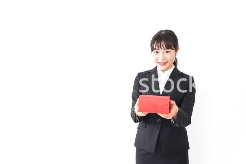 プレゼントを渡すビジネスウーマン