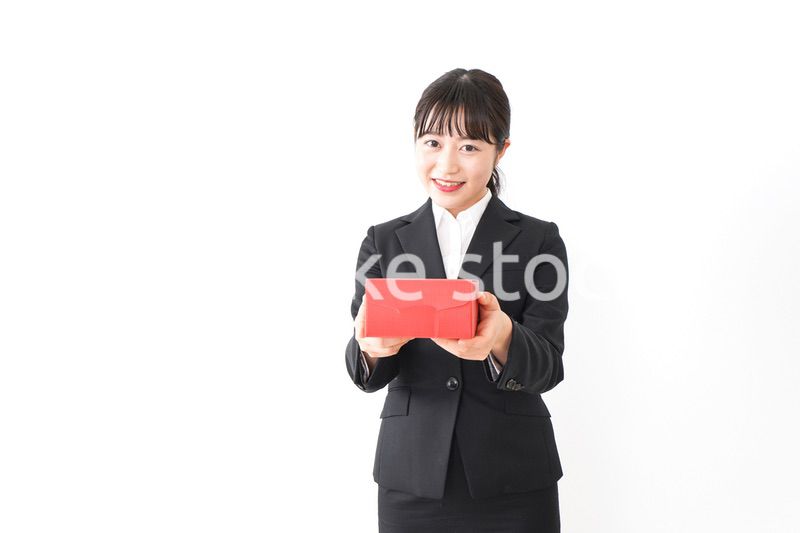 プレゼントを渡すビジネスウーマン