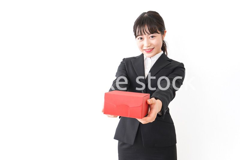 プレゼントを渡すビジネスウーマン