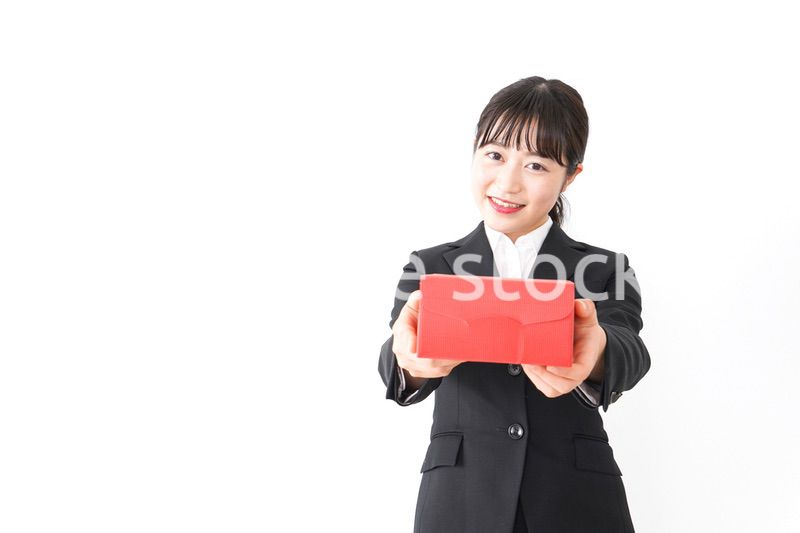 プレゼントを渡すビジネスウーマン