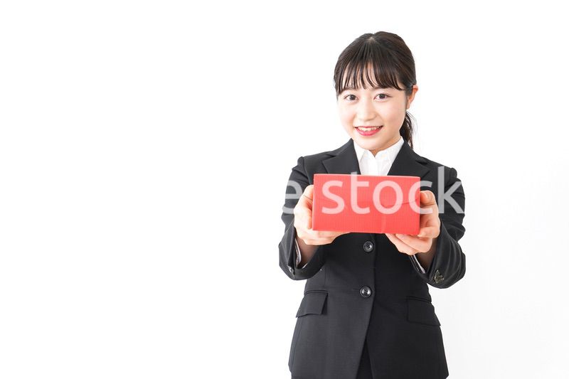 プレゼントを渡すビジネスウーマン