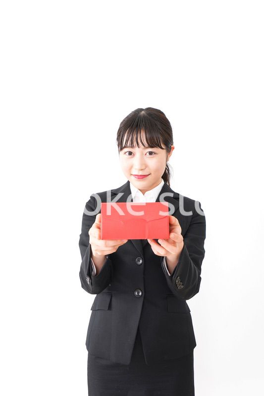 プレゼントを渡すビジネスウーマン