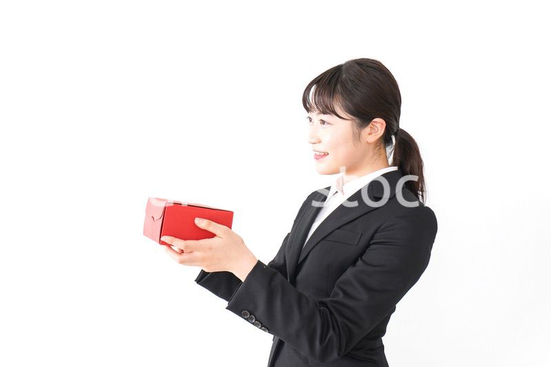 プレゼントを渡すビジネスウーマン