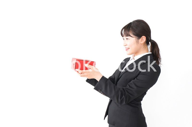 プレゼントを渡すビジネスウーマン