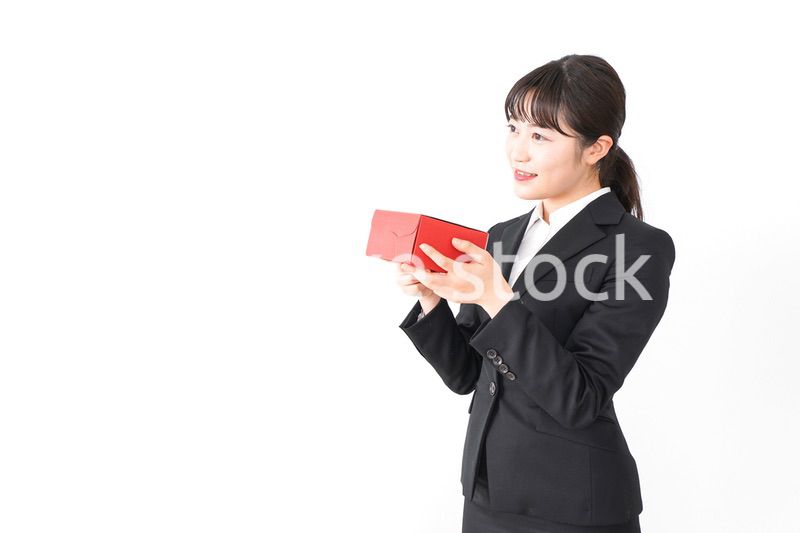 プレゼントを渡すビジネスウーマン
