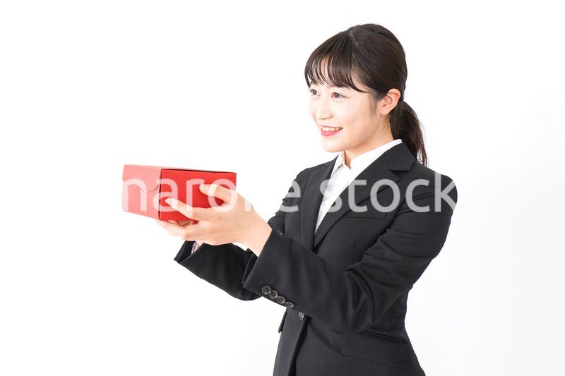 プレゼントを渡すビジネスウーマン