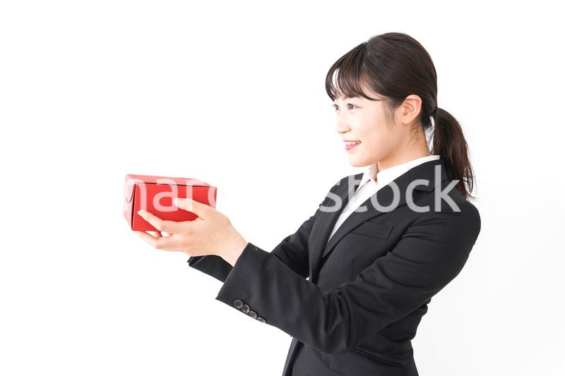 プレゼントを渡すビジネスウーマン