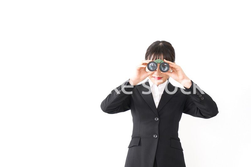 不正を見る若いビジネスウーマン